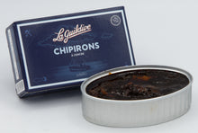 La Guildive vous présente l'intérieur de sa boîte de chipirons cuits dans leur encre.