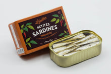 Découvrez les sardines en boîte de La Guildive, des petites sardines piquantes grâce au piment Guindilla rouge.