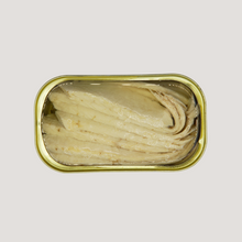 La Guildive vous présente sa boîte ouverte de ventrèche de thon blanc germon frais à l'huile d'olive.
